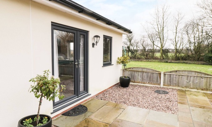 Thornton-Cleveleys Cottage | THE OLD STABLES, pet friendly, with a garden in Thornton, Lancashire