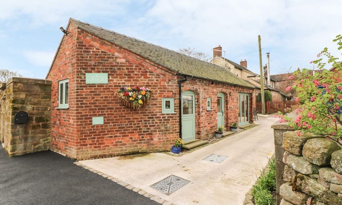 Cotton Cottage | THE OLD STY, with a garden in Alton