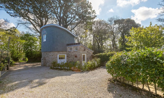 Redruth Cottage | THE OLD WELL HOUSE, pet friendly, character holiday cottage in St Day