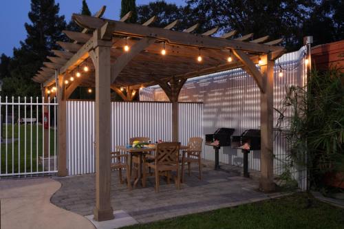 Ukiah Hotel | The Orchard Hotel-Wine Country- Free Breakfast, Pool, Hot Tub