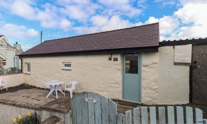 Cemaes Bay Cottage | THE OUTBUILDING AT TYN LLAN, romantic, with a garden in Cemaes Bay