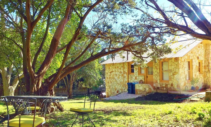Kerrville Cottage | The Painter's Cabin - Hill Country Charm in Eclectic Methodist Encampment