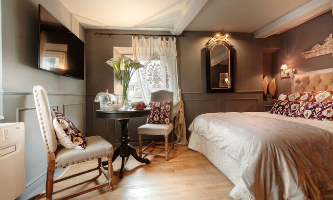 Lucca Historical Center Apartment | The Palatial Suite: Smart Luxury Home in Lucca