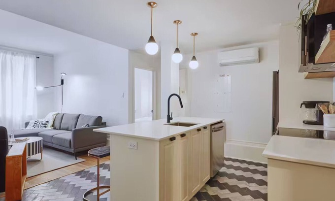 Shaughnessy Village Apartment | The Paris - 4-bedroom Apartment in Downtown Montreal With Parking