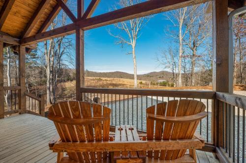 Morganton House | The Peaceful Meadow Cabin - Nature Views, Hot Tub, Fire Pit, Gas Fire Table, Cornhole, Privacy - Morganton, GA