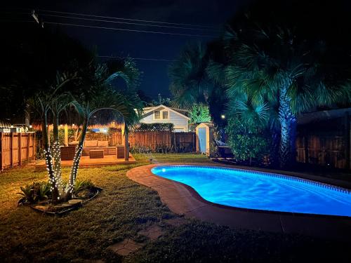 Mango Groves House | The Peacock Bungalow- Heated Pool & Jacuzzi- 5 min to beach!