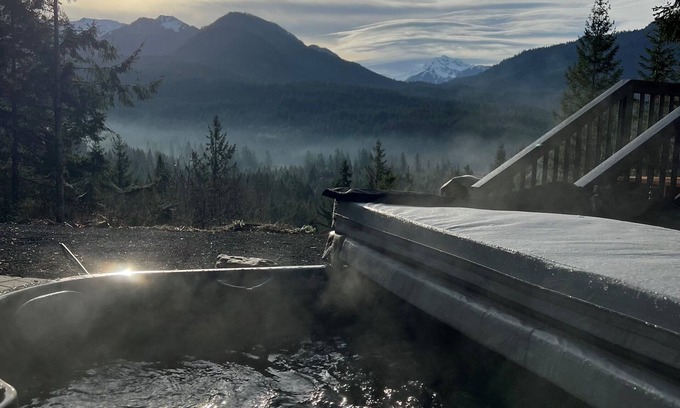 Packwood Cabin | The Peak: Hot tub + Mt. Views
