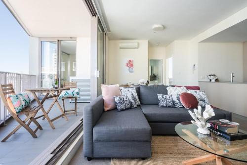 Wolli Creek Apartment | The Peak Resort-style W Parking, Train, Gym, Pool