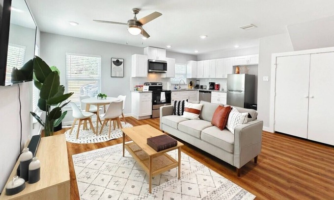 Northeast Houston House | The Perfect Houston Getaway! 3 BDR Sleeps 6, Pet Friendly, 15 Min to Downtown