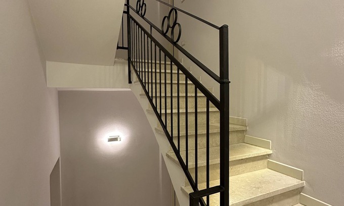 Mirandola House | The Pico Rooms 2- Private patio, bathroom&WiFi