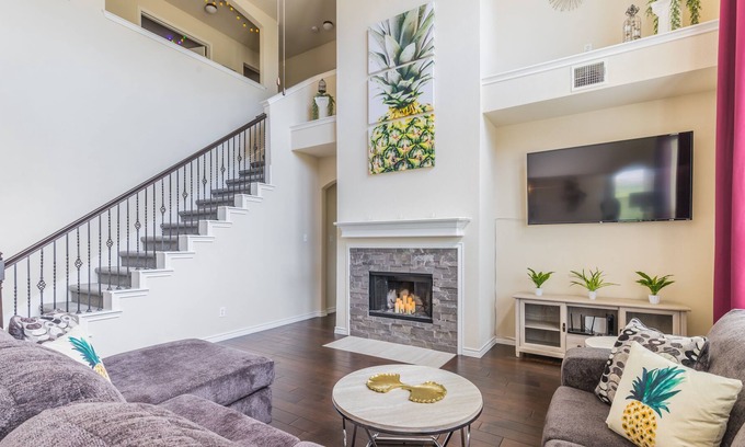 Fort Worth House | The Pineapple House - 15 Min. to Downtown Ft Worth