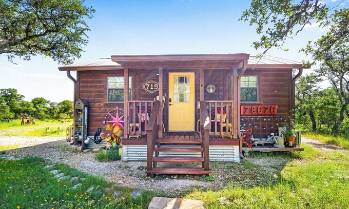 Wimberley Cabin | The Pineapple Ranchette | Charming Romantic Cabin for 2