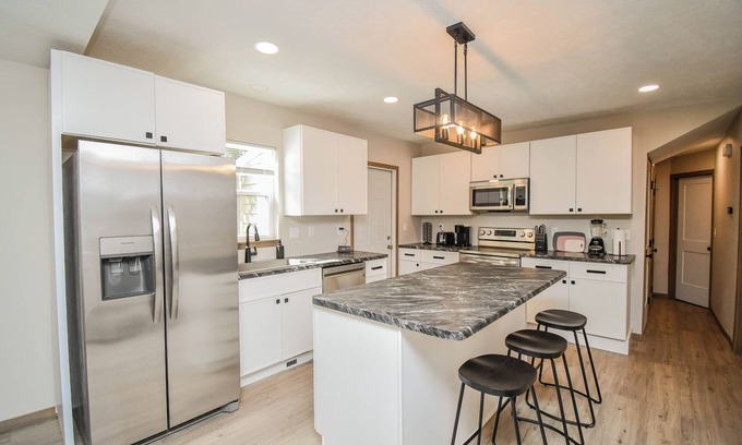 Sioux Falls House | The Platinum Flat, Central Location, Sleeps 7