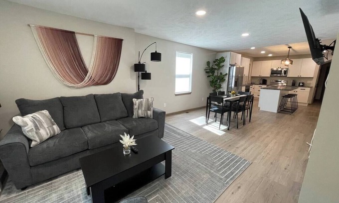 Folsom's Addition House | The Platinum House A Central Modern Stay Spacious 5-bedroom Sleep 11 House
