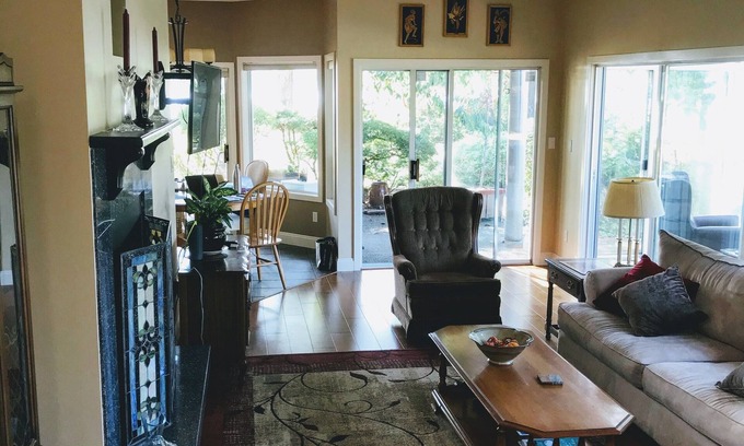Regional District of Nanaimo House | The Point House: Oceanfront Home