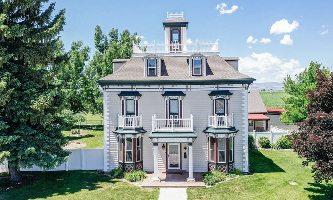 Lewiston House | The Pond House, a historic country home great for large family gatherings!
