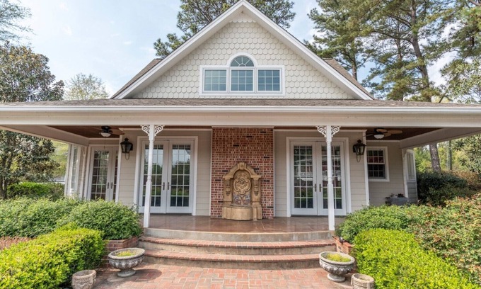 Starkville House | The Pool House at 4300 - Only 5 minutes from campus and 10 to downtown!