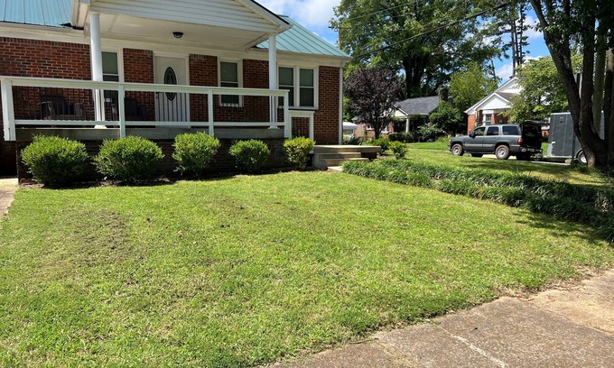 North Florence House | The Porchside Perch Walkable to UNA, Downtown Florence, Seven Points