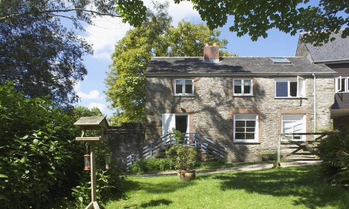 Kingsbridge Cottage | THE POTTERY, pet friendly, with a garden in Aveton Gifford