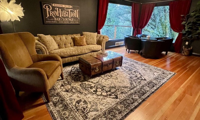 Nevada City House | The Prohibition Hideaway- 1920s themed home! 7 min walk to downtown Nevada City