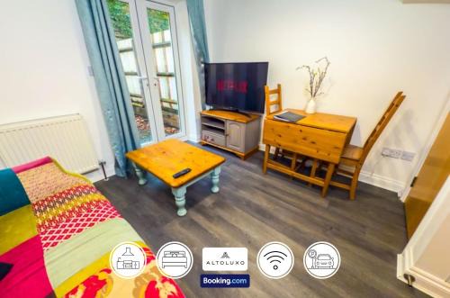 Hanham House | The Purple 5BR House By AltoLuxoExperience Short Lets & Serviced Accommodation With Free Parking