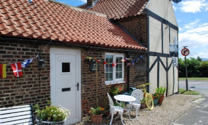 Yarm Cottage | THE RAFTERS COTTAGE SLEEP 3 S/C B&B NEXY TO FOX COVERT PUB YARM QUIRKY