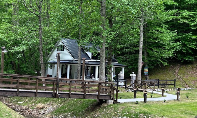 Williamson Cottage | The Red Dog Cottage In The Woods w/Hot Tub