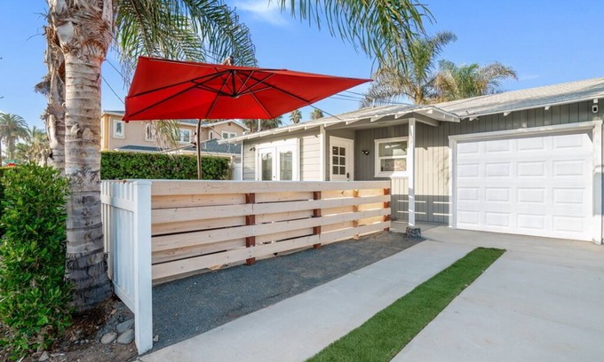 Townsite House | "THE REEF" HOUSE! 1-Short Block to Beach!