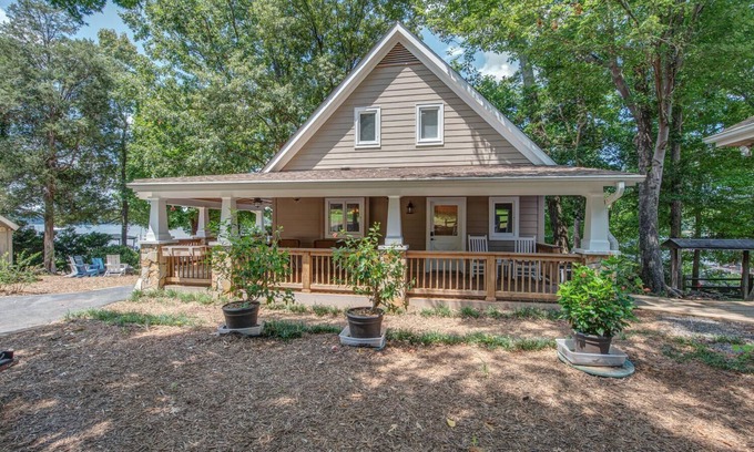 Belmont House | The Regatta-Waterfront Gem with Breathtaking Views & Guest House