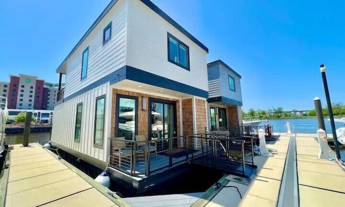 River District House | The Regency - Houseboat Downtown