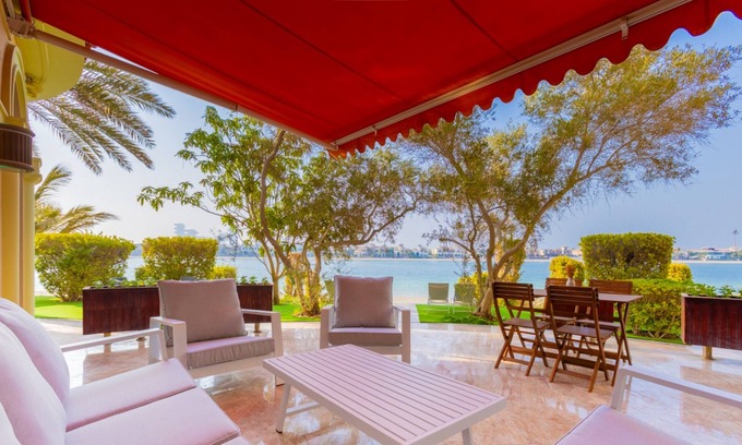 Palm Jumeirah Villa | The rest in the villa near the beach is a tranquil and peaceful experience.