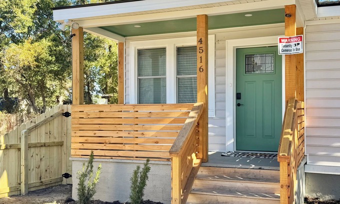North Charleston House | The Riley adorable getaway 15 minutes to downtown Charleston with fenced yard