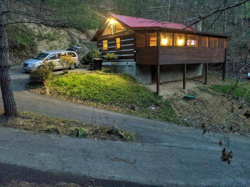 Gatlinburg - Pigeon Forge House | The Robins Nest with hot tub