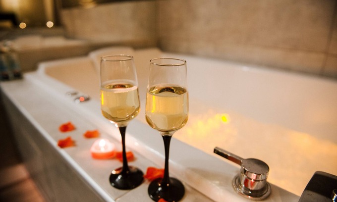 Saint-Jean Apartment | The Romantic Suite with Jacuzzi