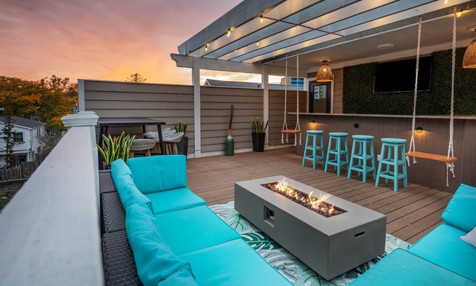 Michigan City House | The RoofTop Skybar @ Lake Avenue Mansion