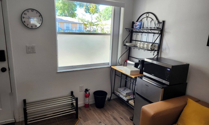 Polk City Apartment | The Rose and Crown Inn is a 2-bedroom apartment with WiFi and AC in Polk City Fl