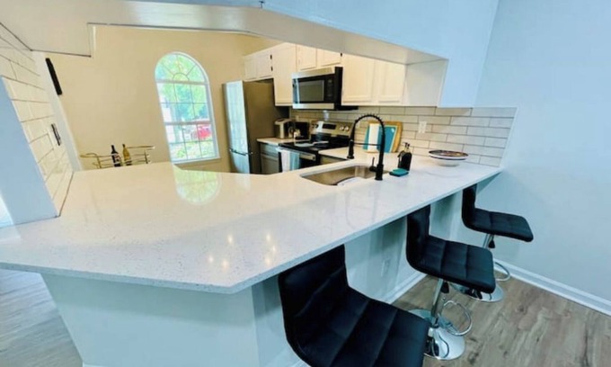 Barker House | The Royal Oaks Houston Hideaway