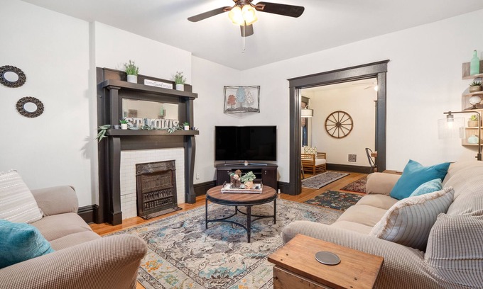 Shaw House | The RUSTIC CITY INN: Centrally located to everything, in beautiful Tower Grove