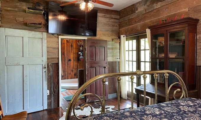 Mart House | The Rustic Hideaway - Pool & 2 Hot Tubs!