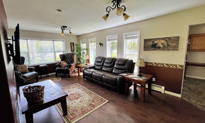 Kenai House | The Rusty MoosenLarge Groups Welcome-Great Layout-2 Pets w/FEE-Fenced Back Yard