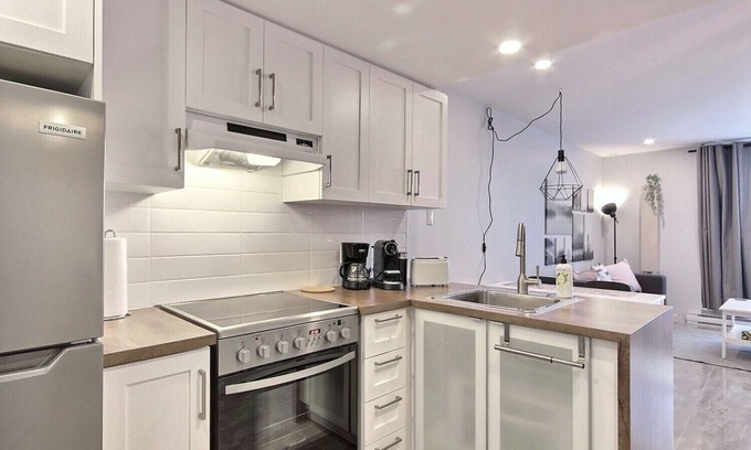 Saint Ferreol les Neiges Apartment | The Superb | Mont St-Anne | Pool & Sauna | AC