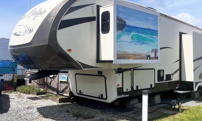 Rogers Bay House | The Sand Castle – Steps to Beach, Bay Fishing & Local Eats