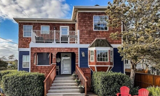 Rockaway Beach House | The Sand Dollar Beach House- 3 min walk to the beach and Pet Friendly!
