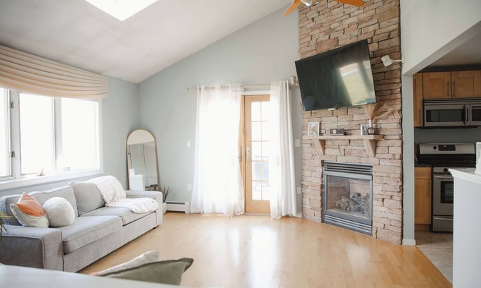 Revere Apartment | The Sapphire House with Deck in Revere Beach