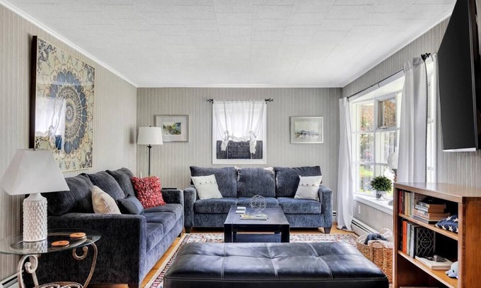 Saratoga Springs House | The Saratoga Track House|Pet Friendly|Workspace