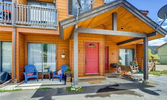 Frisco House | The Sarenne: quiet townhome in Bills Ranch