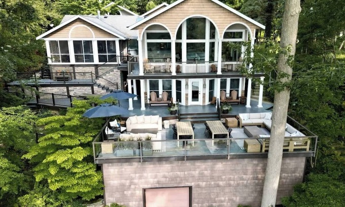 Saugatuck House | The SaugaBuck House | River Front | Hot Tub