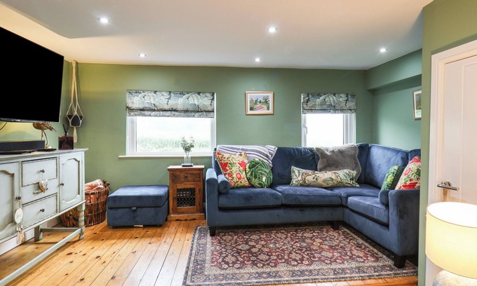 Hinderwell Cottage | THE SEASIDE HOUSE, pet friendly, with a garden in Staithes