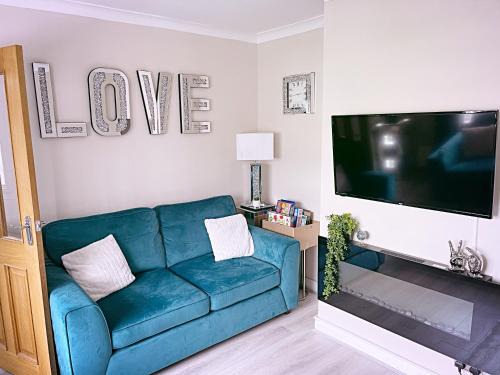 Oldham House | The Serene Stays - 3 Bed Home in Oldham Manchester