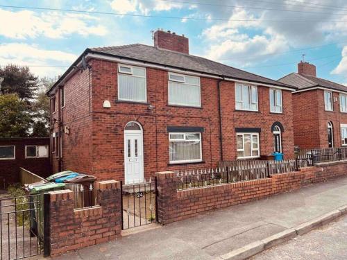 Oldham House | The Serene Stays - 3 Bed Home in Oldham Manchester